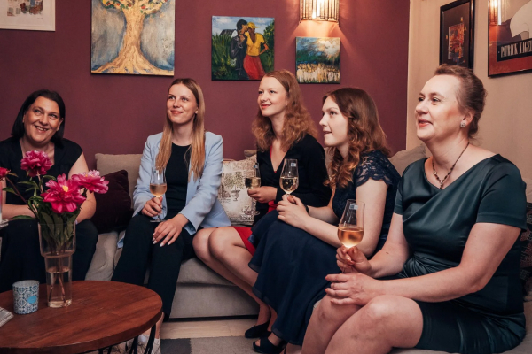 Freundinnen stoßen bei einer Schminkparty zum Junggesellinnenabschied in Hamburg an