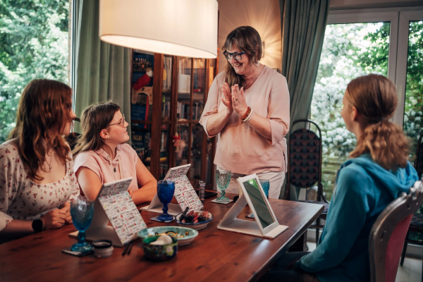Teenager-Gruppe sitzt mit Schminkspiegeln am Tisch während des Schmink-Workshops