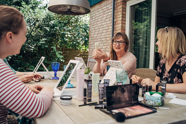 Visagistin Jutta Neinens leitet einen professionellen Schminkkurs und Workshop in Hamburg